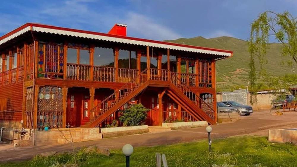 اقامتگاه بومگردی بام رودبار اقامتگاه، کلبه روی برکه